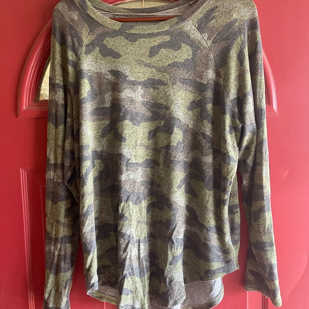 Women’s green  and Brown Camo Long-Sleeve Top